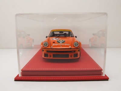 Klarsichtbox Acryl Vitrine Mulhouse mit Lederboden rot carbon für 1:18 Modelle Zubehör Atlantic