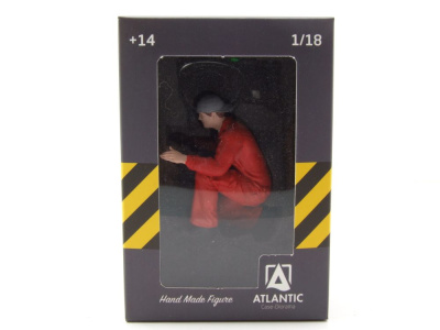 Figur Mechaniker Joe kniend orange für 1:18 Modelle Atlantic