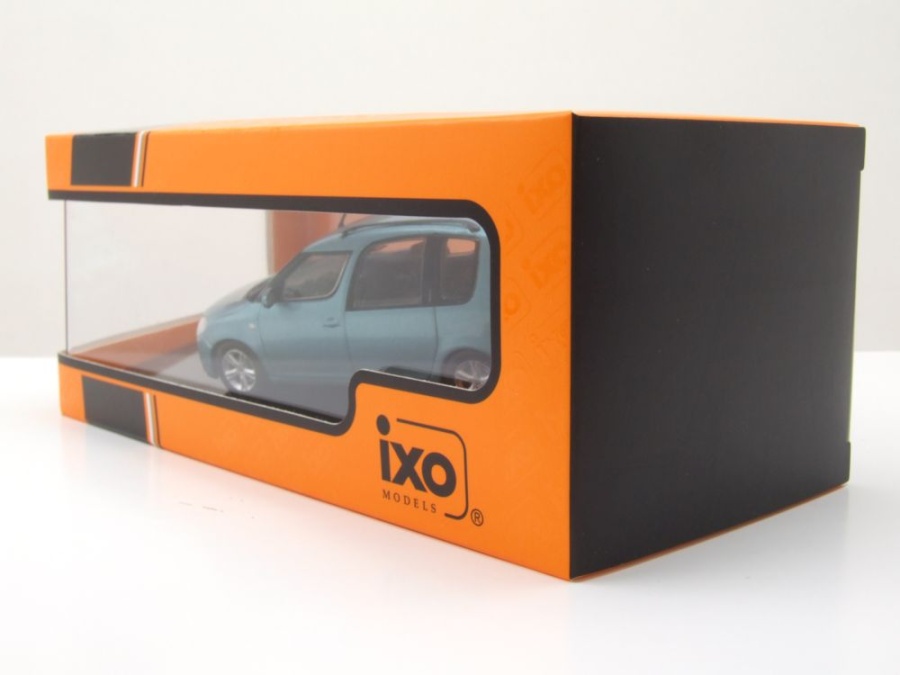 Modellauto Skoda Roomster 2007 hellblau metallic 1:43 ixo