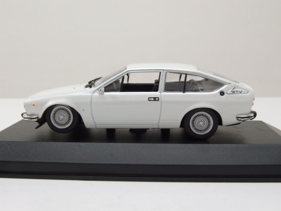 ALFA ROMEO ALFETTA GTV 1976 Red 'Maxichamps' Edition 1:43 MINICHAMPS