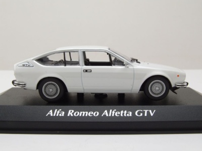 Alfa Romeo Alfetta GTV 1976 weiß Modellauto 1:43 Maxichamps