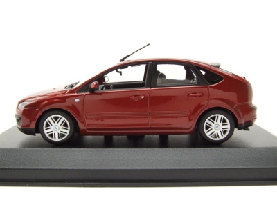 Ford Focus 2004 dunkelrot metallic Modellauto 1:43 Maxichamps
