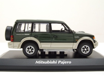 Mitsubishi Pajero LWB 1991 grün metallic Modellauto 1:43 Maxichamps