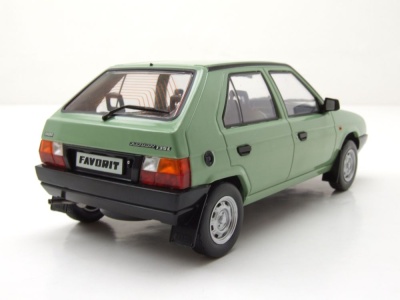 Skoda Favorit 1987 hellgrün Modellauto 1:24 Whitebox