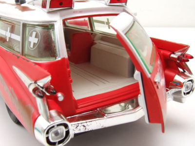 Cadillac Eldorado Ambulance Surf Shark 1959 rostig rot mit Surfbrettern Modellauto 1:18 Auto World