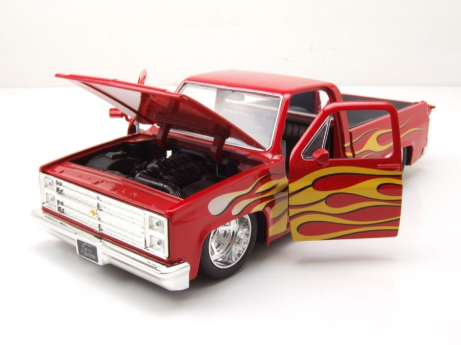Modellauto Chevrolet C-10 Pick Up 1985 rot mit Flammen 1:24