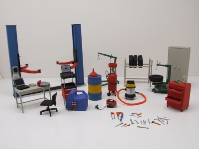 Modellauto Zubehör Set Werkstatt Garage 2 Zubehör 1:18 Autoart bei  Modellautocenter, 118,50 €