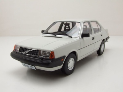 Volvo 340 1987 weiß Modellauto 1:18 Triple9