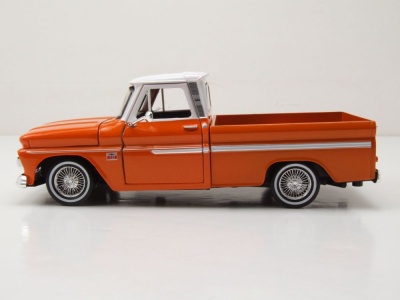 Chevrolet C-10 Fleetside Pick Up Get Low 1966 orange weiß Modellauto 1:24 Motormax