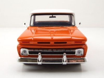 Chevrolet C-10 Fleetside Pick Up Get Low 1966 orange weiß Modellauto 1:24 Motormax