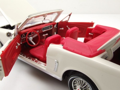 Ford Mustang Convertible 1964 creme James Bond 007 Goldfinger Modellauto 1:18 Motormax