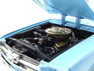 Ford Mustang Hardtop 1964 hellblau weiß James Bond 007 Thunderball Modellauto 1:18 Motormax