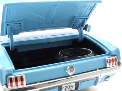 Ford Mustang Hardtop 1964 hellblau weiß James Bond 007 Thunderball Modellauto 1:18 Motormax