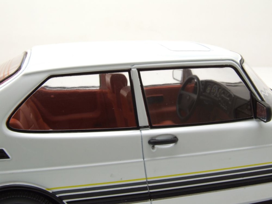 Saab 900 GL Rouge 1981 - Modèle Réduit 1:18 MCG - Neuf En Boîte