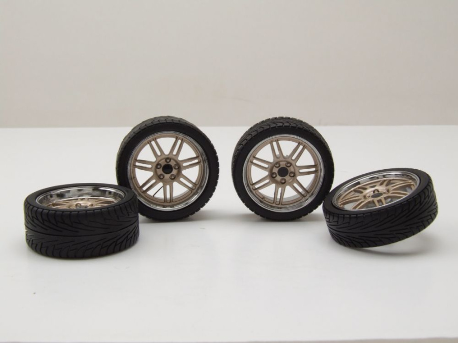Reifen und Felgen 7-Spoke Custom (4 Reifen mit Felgen) für 1:18 Modelle GMP
