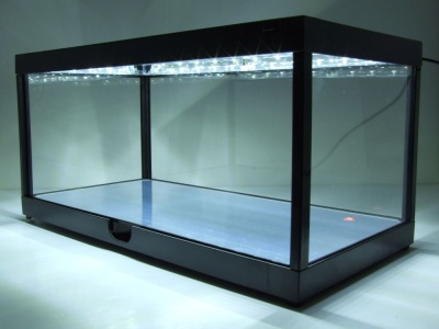 Klarsichtbox Vitrine mit LED-Deckenbeleuchtung und Spiegelboden schwarz für 1:18 Modellautos Triple9