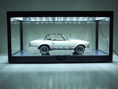 Klarsichtbox Vitrine mit LED-Deckenbeleuchtung und Spiegelboden schwarz für 1:18 Modellautos Triple9