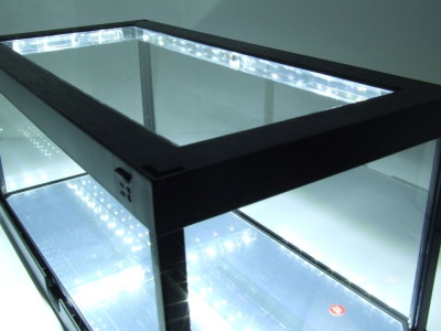 Klarsichtbox Vitrine mit LED-Deckenbeleuchtung und Spiegelboden schwarz für 1:18 Modellautos Triple9