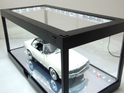 Klarsichtbox Vitrine mit LED-Deckenbeleuchtung und Spiegelboden schwarz für 1:18 Modellautos Triple9