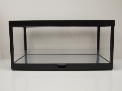 Klarsichtbox Vitrine mit LED-Deckenbeleuchtung und Spiegelboden schwarz für 1:18 Modellautos Triple9