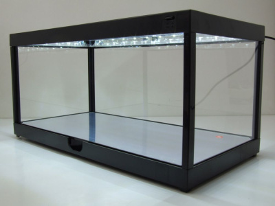 Klarsichtbox Vitrine mit LED-Deckenbeleuchtung und Spiegelboden schwarz für Modellautos Triple9