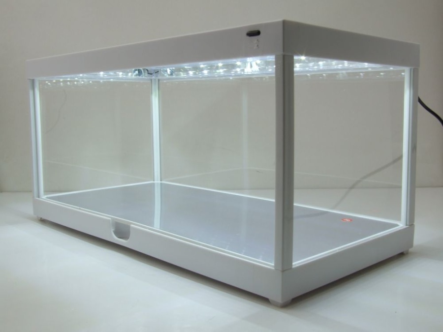 Modellauto Klarsichtbox Vitrine mit LED-Deckenbeleuchtung und Spiegelboden weiß für Modellautos Triple9 bei Modellautoce, 39,95 €