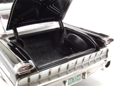 Oldsmobile 98 Ninety Eight Hardtop 1959 schwarz Modellauto 1:18 Sun Star