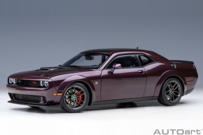 Dodge Challenger R/T Scat Pack Shaker Widebody 2022 lila Modellauto 1:18 Autoart