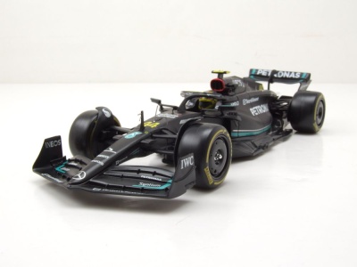 Mercedes AMG W14 E #44 Formel 1 2023 Hamilton mit Helm...