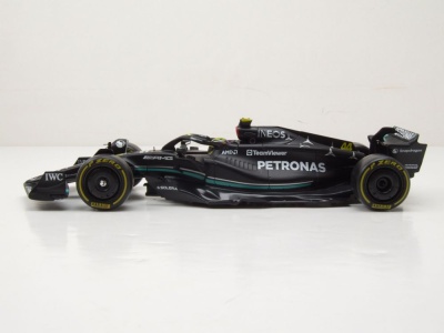 Mercedes AMG W14 E #44 Formel 1 2023 Hamilton mit Helm Modellauto 1:24 Bburago