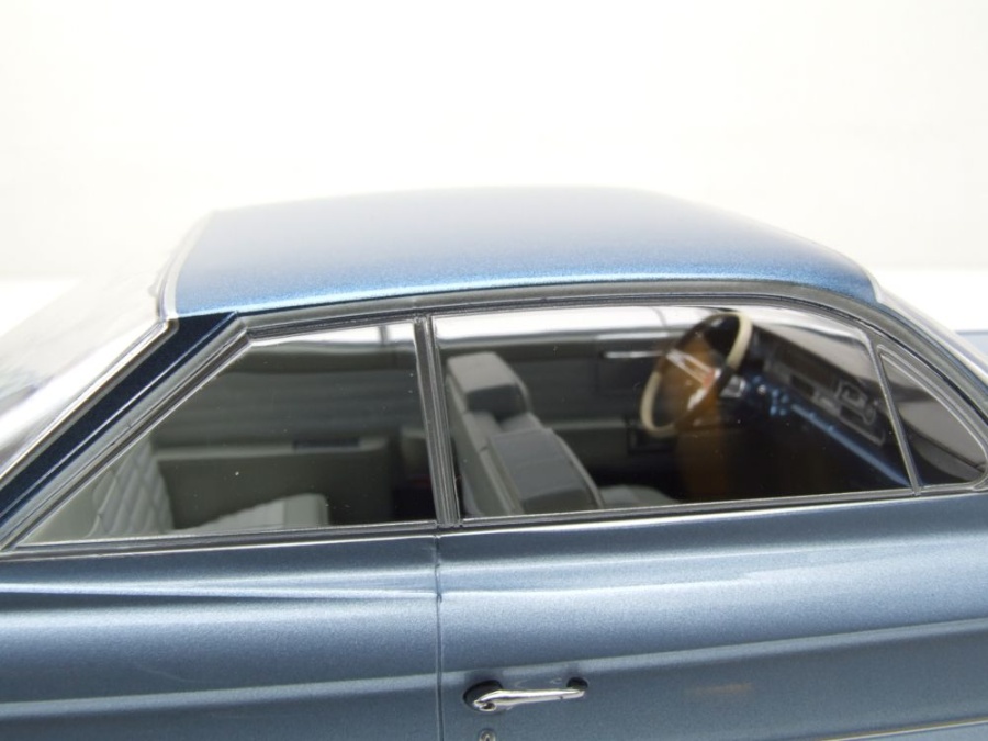 Modellauto Cadillac Series 62 Coupe DeVille 1961 hellblau