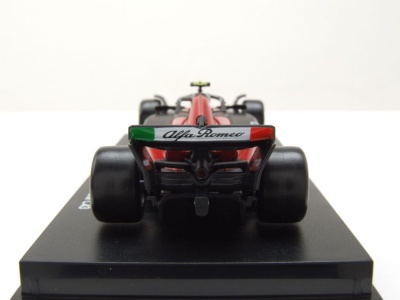 Alfa Romeo C43 Formel 1 2023 #24 Zhou mit Figur Modellauto 1:43 Bburago