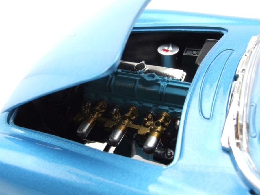 CHEVROLET CORVETTE Coupé 1988 1/18 UT Models 21001 voiture miniature