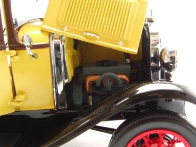 Ford Model A Tudor 1931 gelb braun Modellauto 1:18 Sun Star