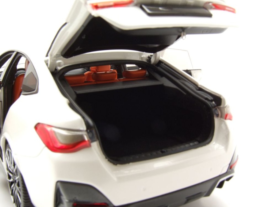 Modellauto BMW i4 M50 2022 weiß metallic 1:18 Minichamps bei