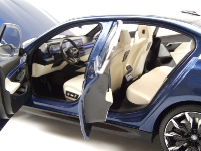 BMW i5 2023 blau metallic Modellauto 1:18 Minichamps