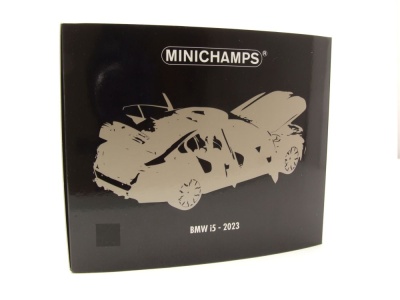 BMW i5 2023 matt grau Modellauto 1:18 Minichamps