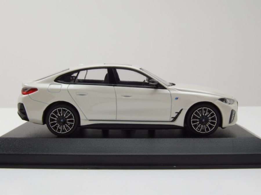 Modellauto BMW I4 M50 2023 weiß metallic 1:43 Minichamps bei