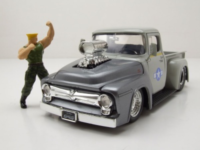 Ford F-100 Pick Up 1956 silber grau Streetfighter mit Guile Figur Modellauto 1:24 Jada Toys