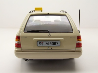 Mercedes E-Klasse T-Modell Kombi S124 Taxi 1995 beige Modellauto 1:18 Triple9