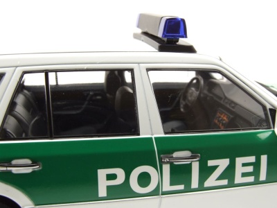Mercedes E-Klasse T-Modell Kombi S124 Polizei 1995 grün weiß Modellauto 1:18 Triple9