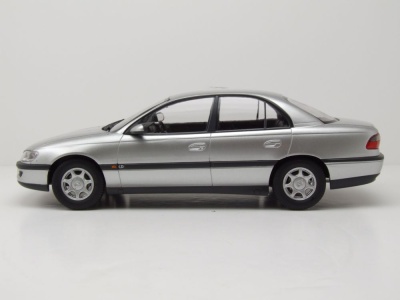 Opel Omega B 1996 silber Modellauto 1:18 Triple9