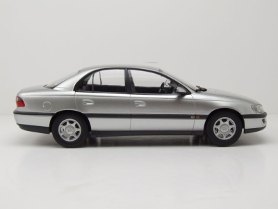 Opel Omega B 1996 silber Modellauto 1:18 Triple9