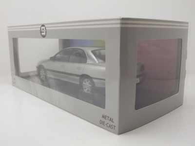 Opel Omega B 1996 silber Modellauto 1:18 Triple9