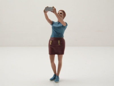 Figur #702 Selfie Frau blau rot für 1:18 Modelle American Diorama