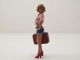 Figur #706 Frau mit Koffer rosa blau für 1:18 Modelle American Diorama