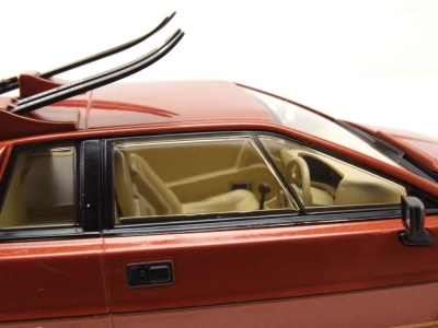 Lotus Esprit Turbo 1981 kupfer mit Ski James Bond Modellauto 1:18 KK Scale