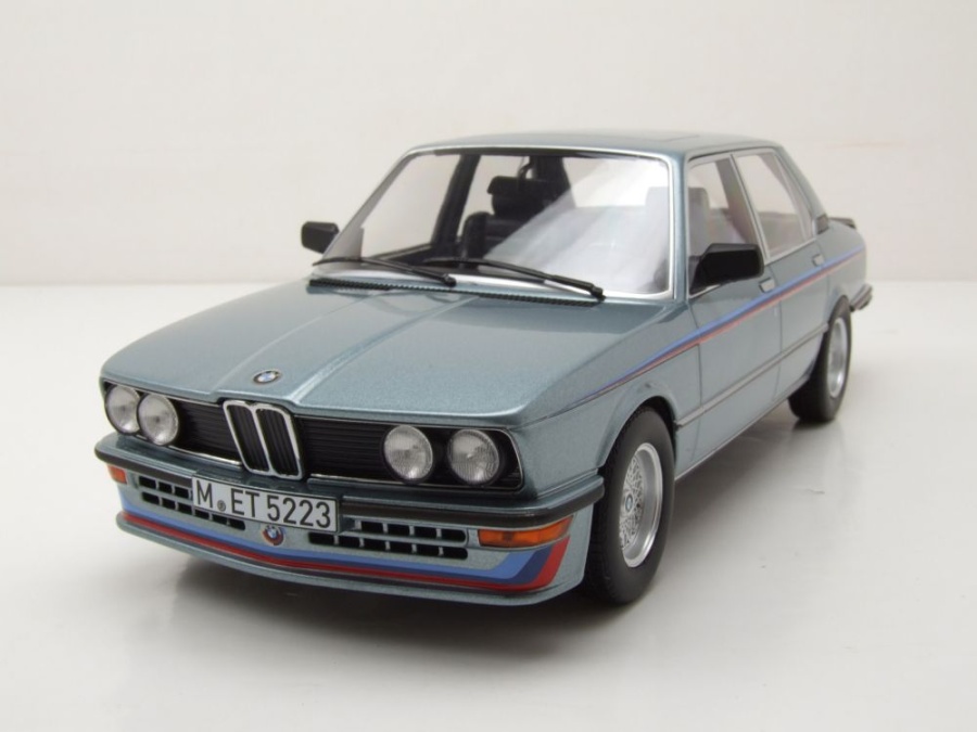 Modellauto BMW M535i 1980 blau metallic mit Streifen 1:18 Norev