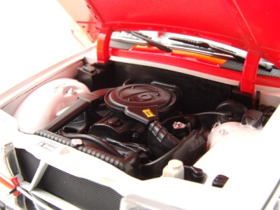 Mercedes 200 W123 Notarzt 1984 rot weiß Modellauto 1:18 Norev