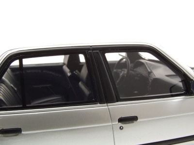 BMW 325i Limousine E30 1988 silber Modellauto 1:18 Ottomobile